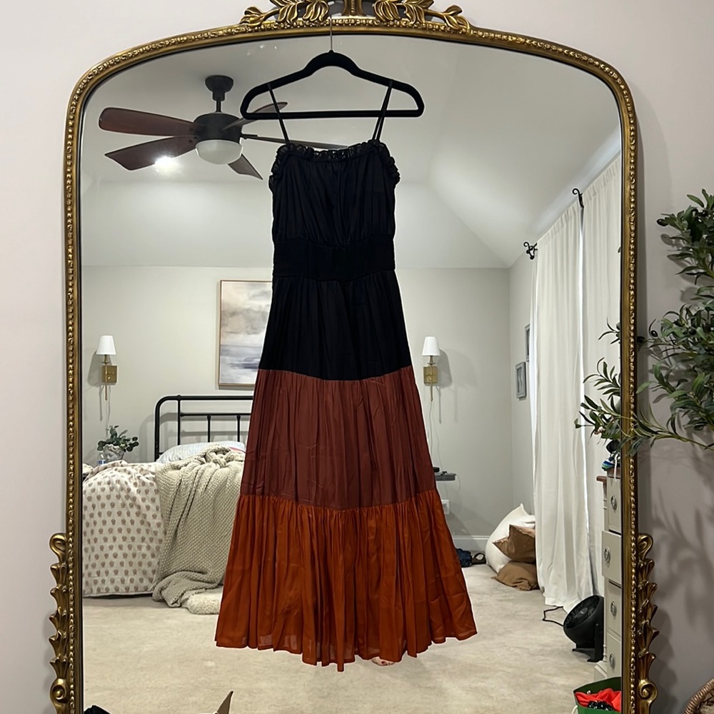 This dress is AMAZING! Size small